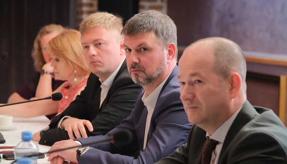 Справа на фото: Владимир Романовский, директор ИПП, на встрече с губернатором А.Алихановым.
