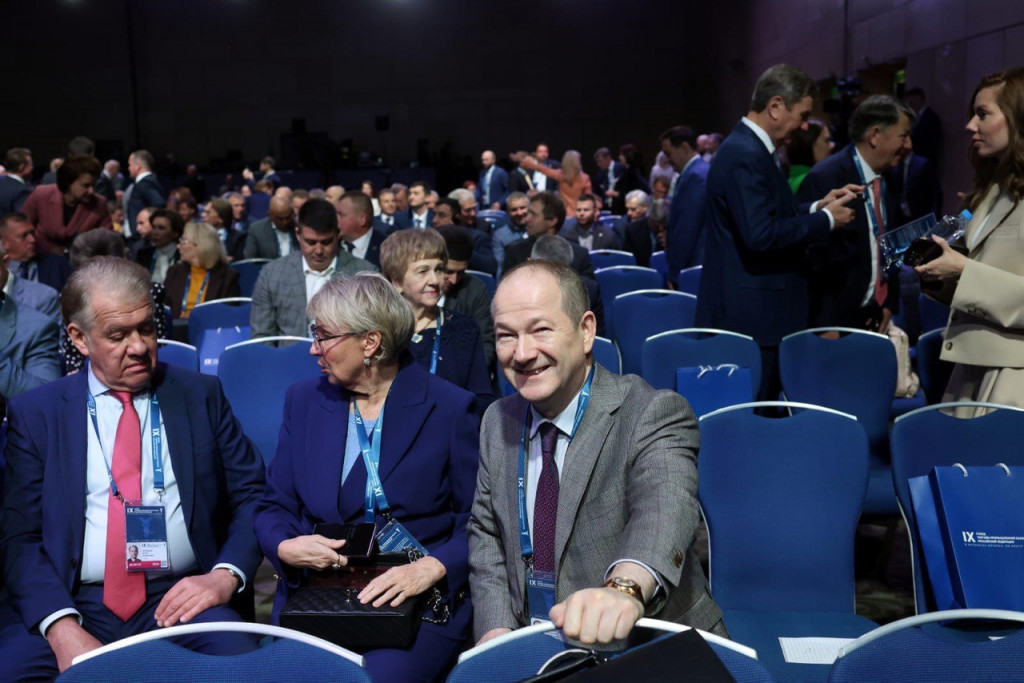 И. Муравьев, ЛОТПП; И.Панченко, ЛОТПП; В.Романовский, ИПП на 9-м съезде ТПП РФ ИИ. Муравьев, ЛОТПП; И.Панченко, ЛОТПП; В.Романовский, ИПП на 9-м съезде ТПП РФ